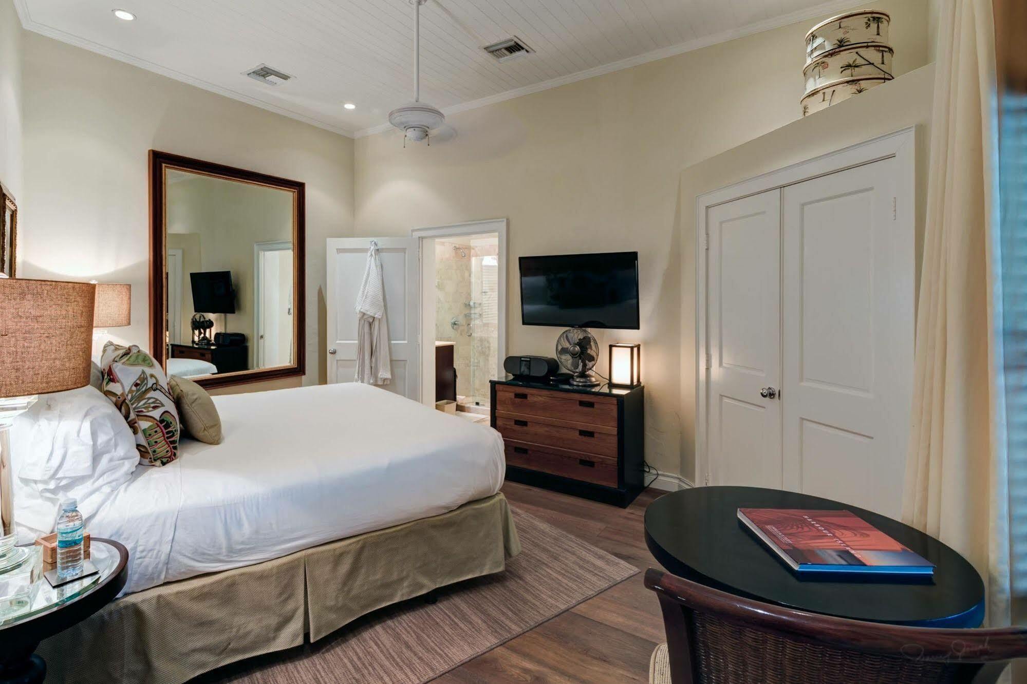 Отель Rock House Harbour Island Dunmore Town Экстерьер фото